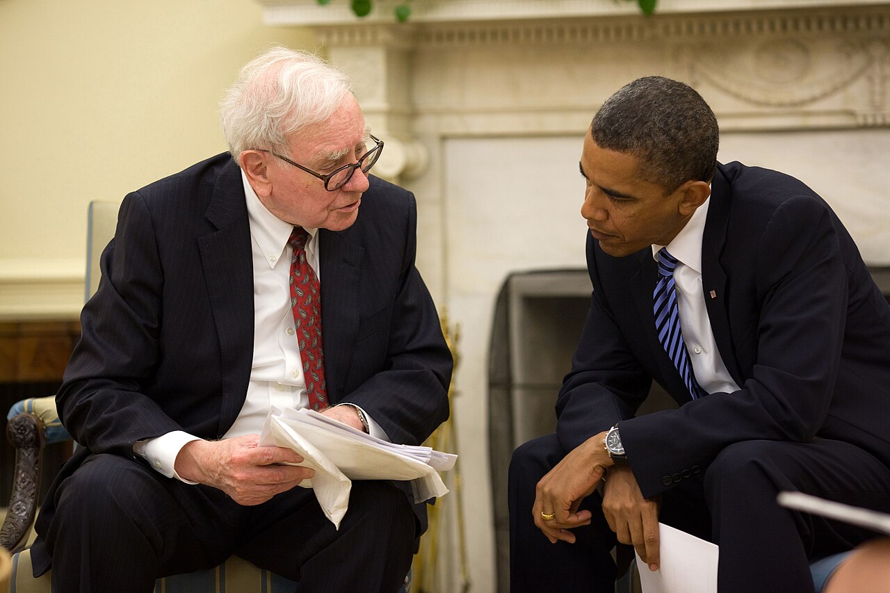 Barack Obama (R) meets with Warren Buffet (L) in the Oval Office in 2010