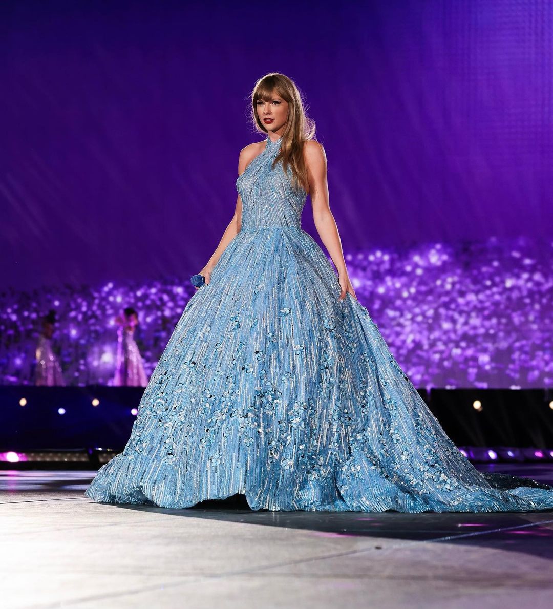 Taylor Swift’s blue gown during her Speak Now set