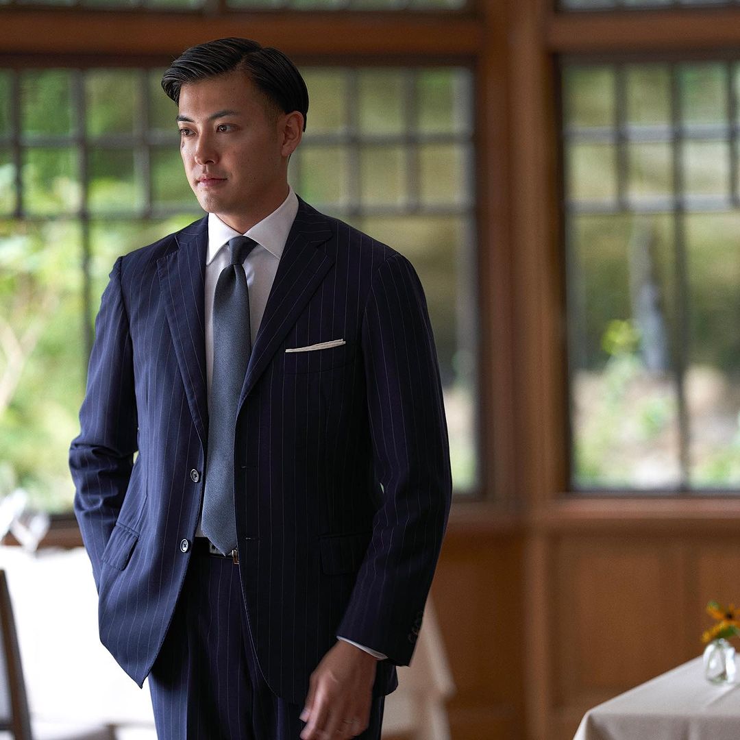 A model wearing Kamakura Shirts’ white broadcloth shirt