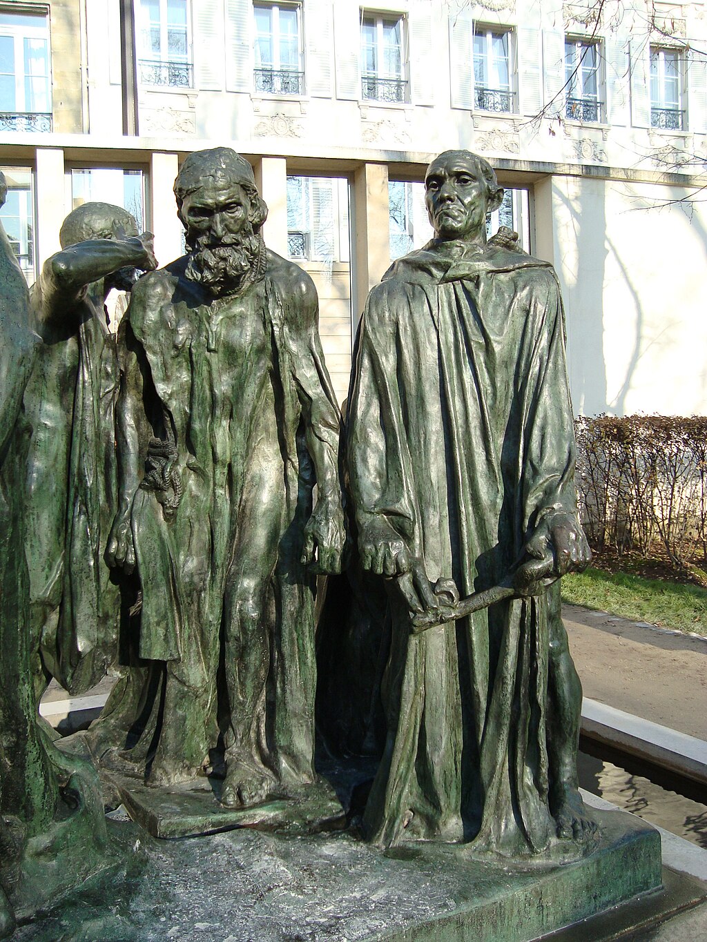 The rightmost statue depicts Jean d’Aire