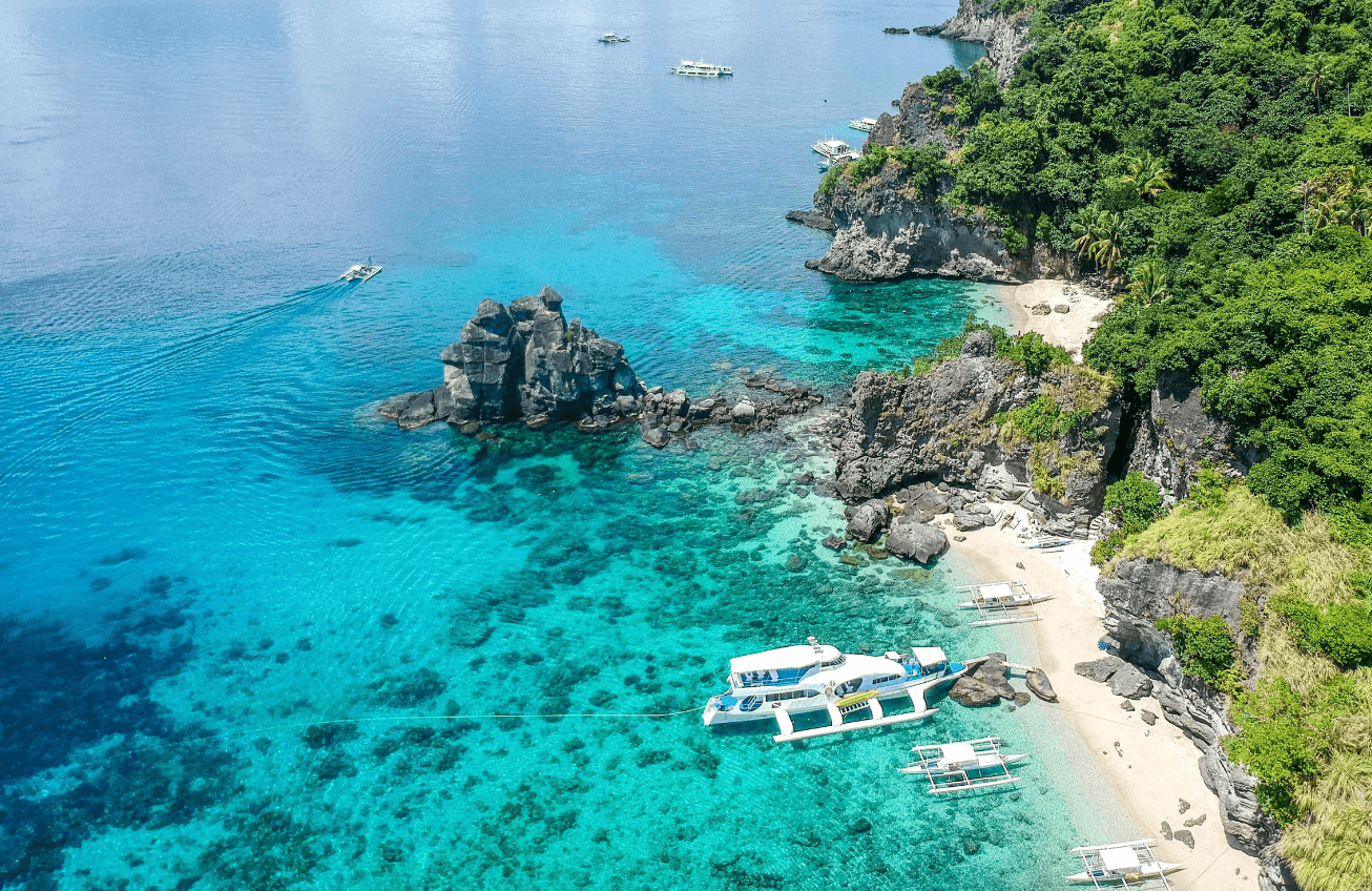 Pristine waters in Apo Island, Dauin, Philippines