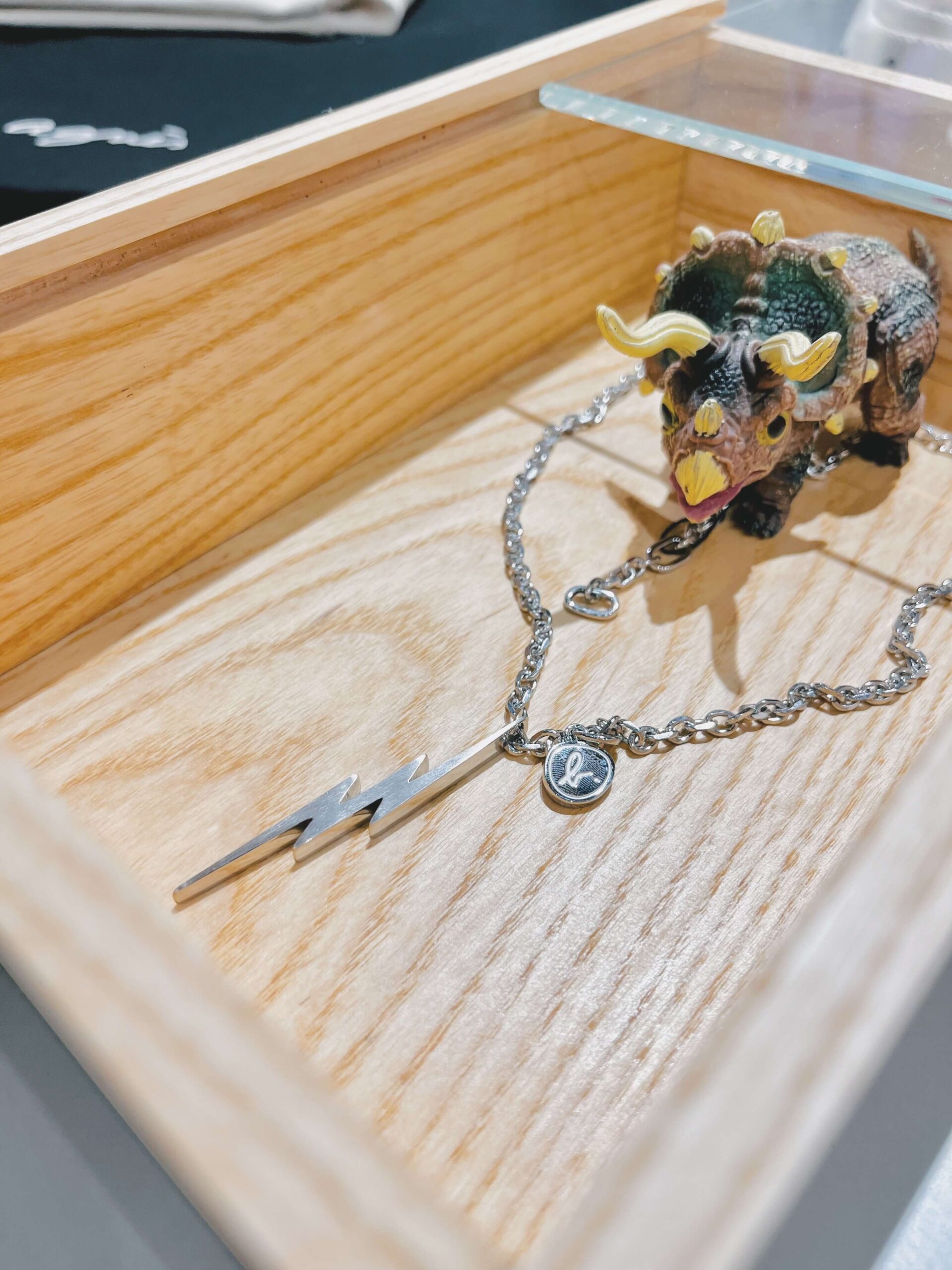 The flash icon can be found in many of SPORT b.’s pieces