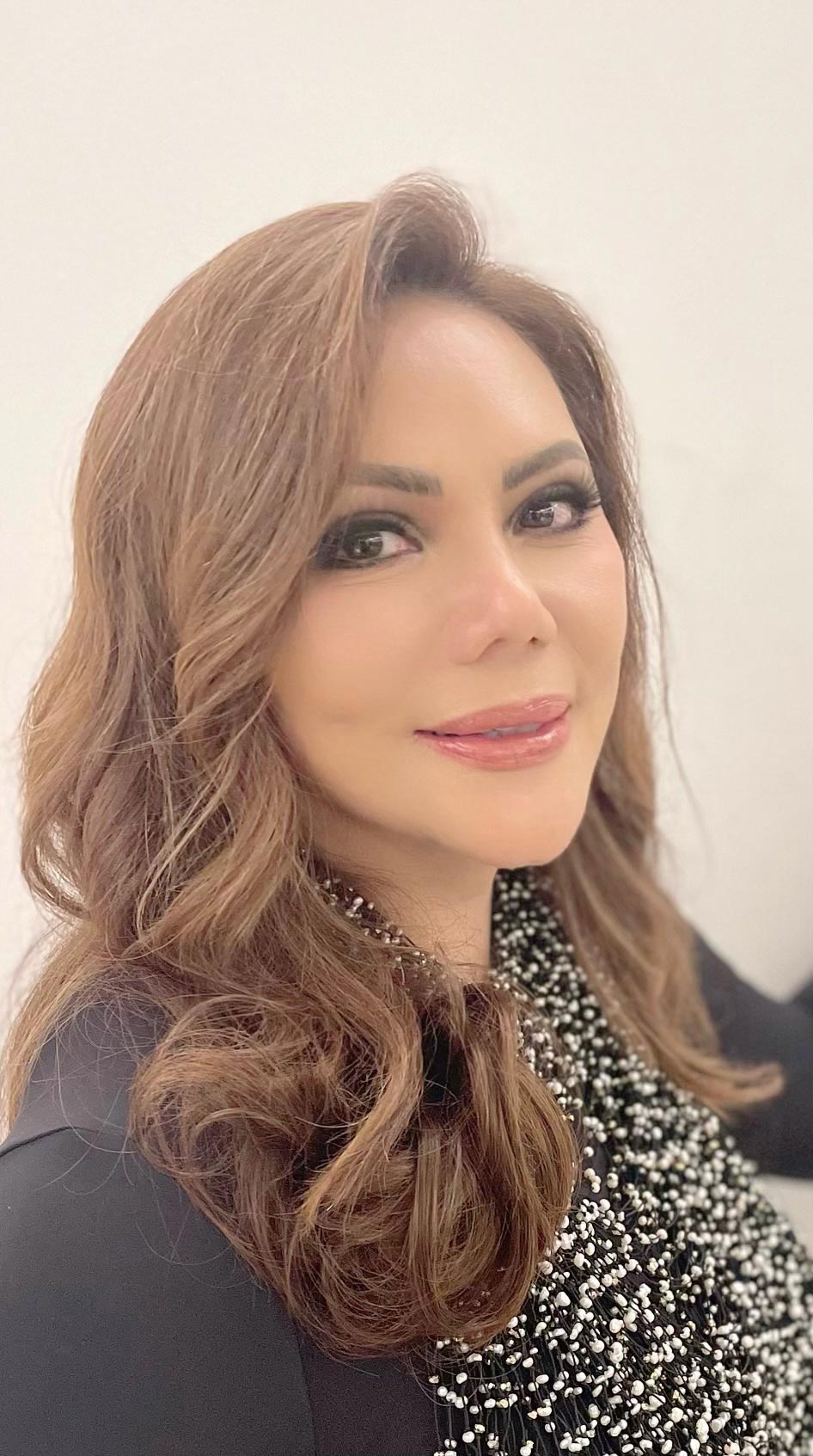 Interior Designer Cynthia Almario (who runs Atelier Almario with her sister, Ivy ) developed her interest in creating tablescapes while living in Los Angeles