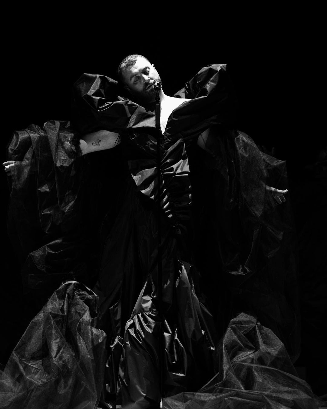 (photo) Sam Smith performed at the Fashion Awards 2023