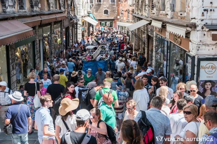 Throngs of people on one side of the Rialto Bridge
