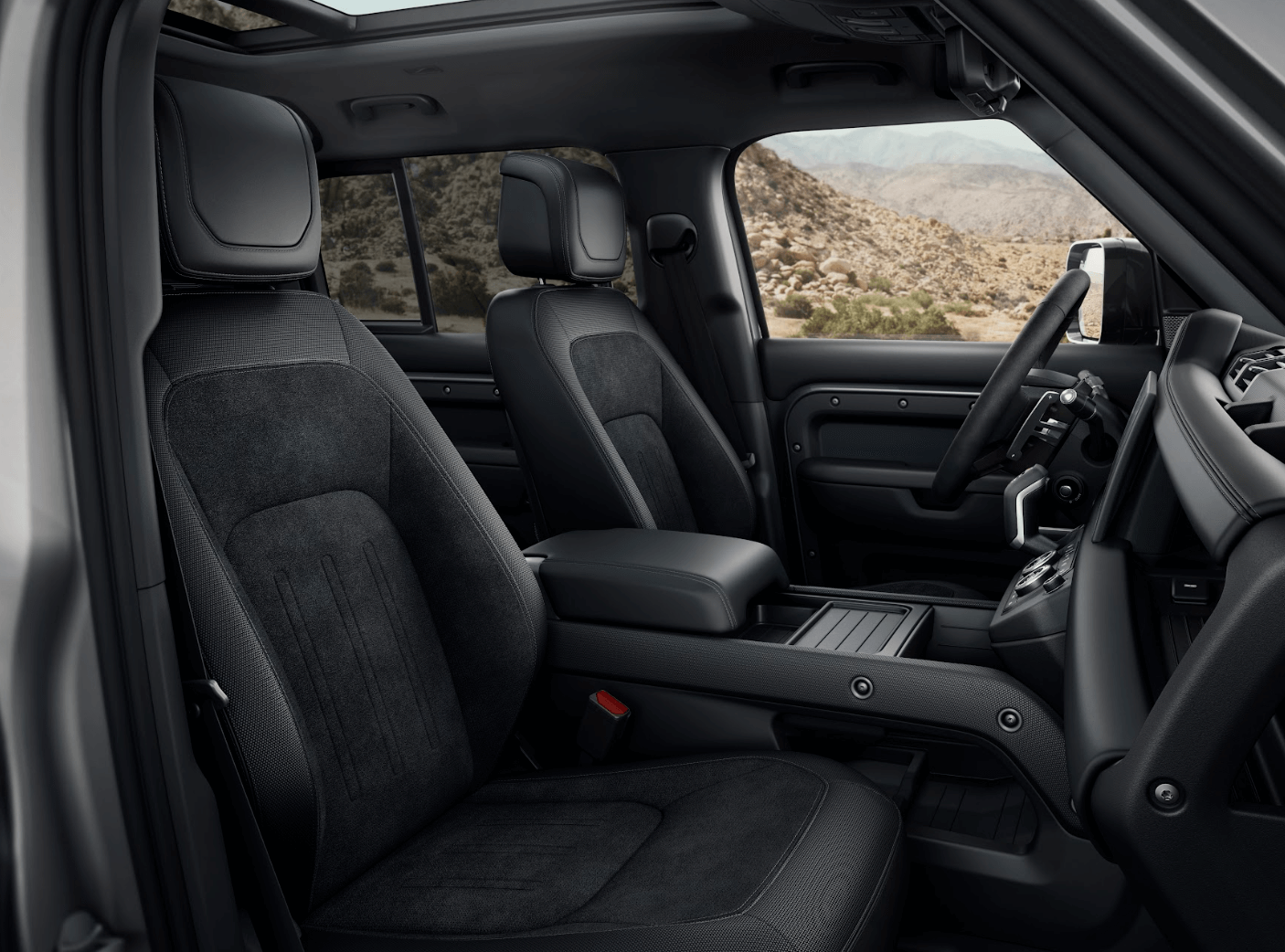 The V8 introduces a new Dynamic program within the Terrain Response system. It lets you unleash the dynamic character of your Defender on various terrains. 