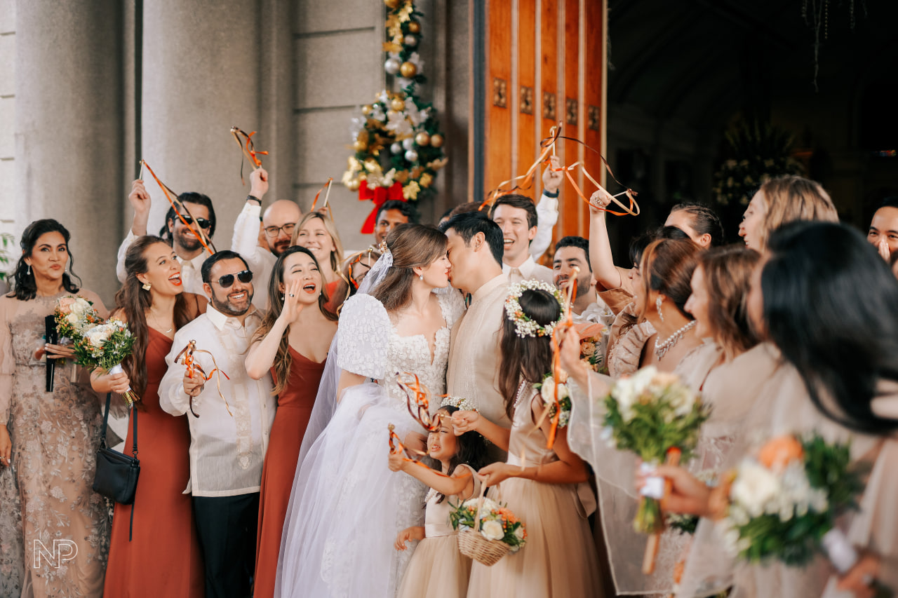 Guests and the newly-married couple are in all smiles as they celebrated Peps and Sara’s big day