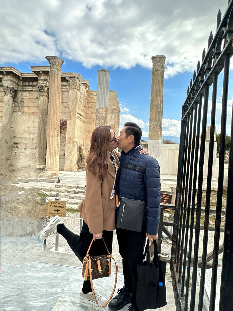 Alou and Johnlu Koa share a sweet kiss in Athens 