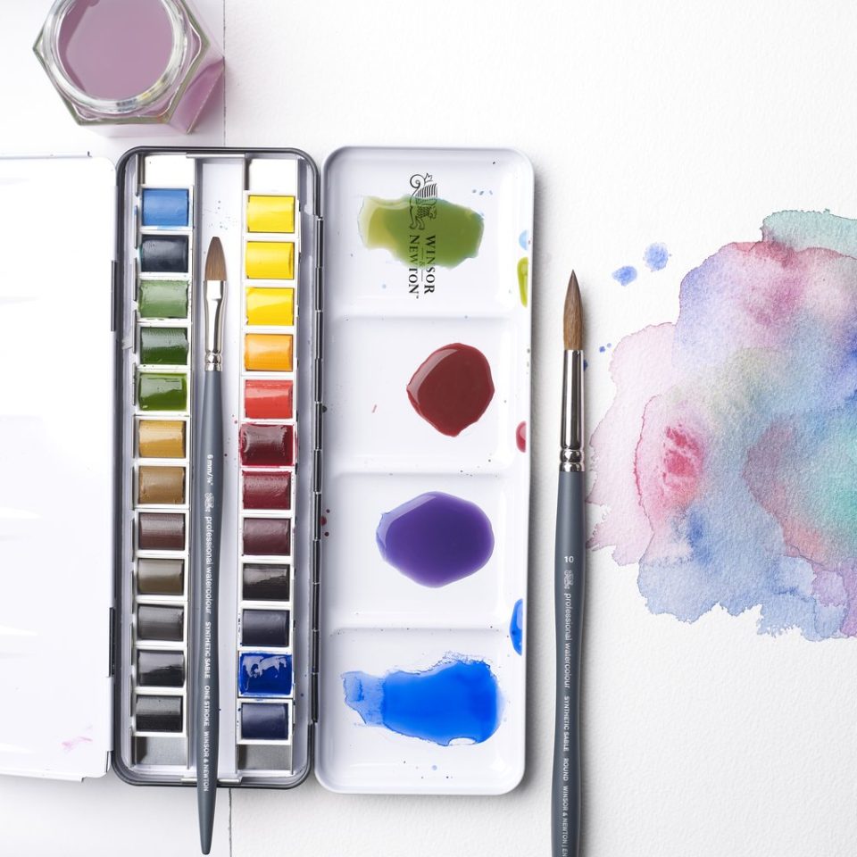 The watercolor travel tin in action