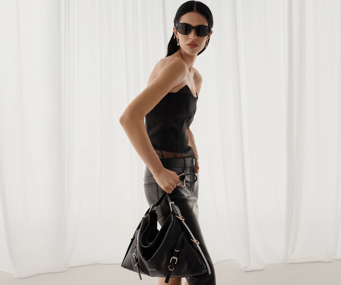 It also includes the Voyou shoulder flap bag in black leather and the Voyou chain. It features a redesigned gradient-link chain strap for a sophisticated day-to-evening look.