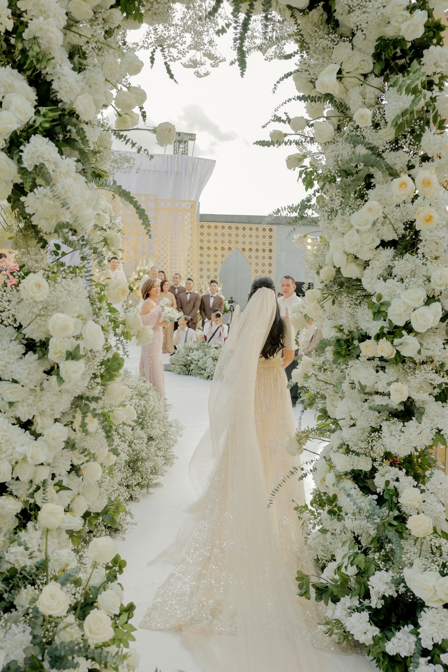 Lea walks on the aisle