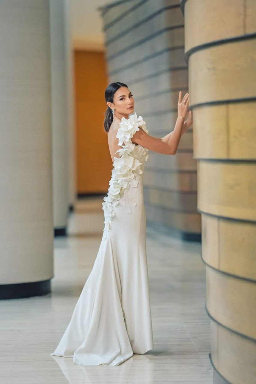 Column gown with V neckline in silk crepe and handcrafted orchid flowers