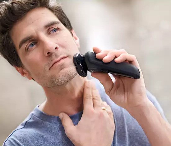 The Philips S5582/20 Shaver Series 5000 in action/Photos from the Philips website