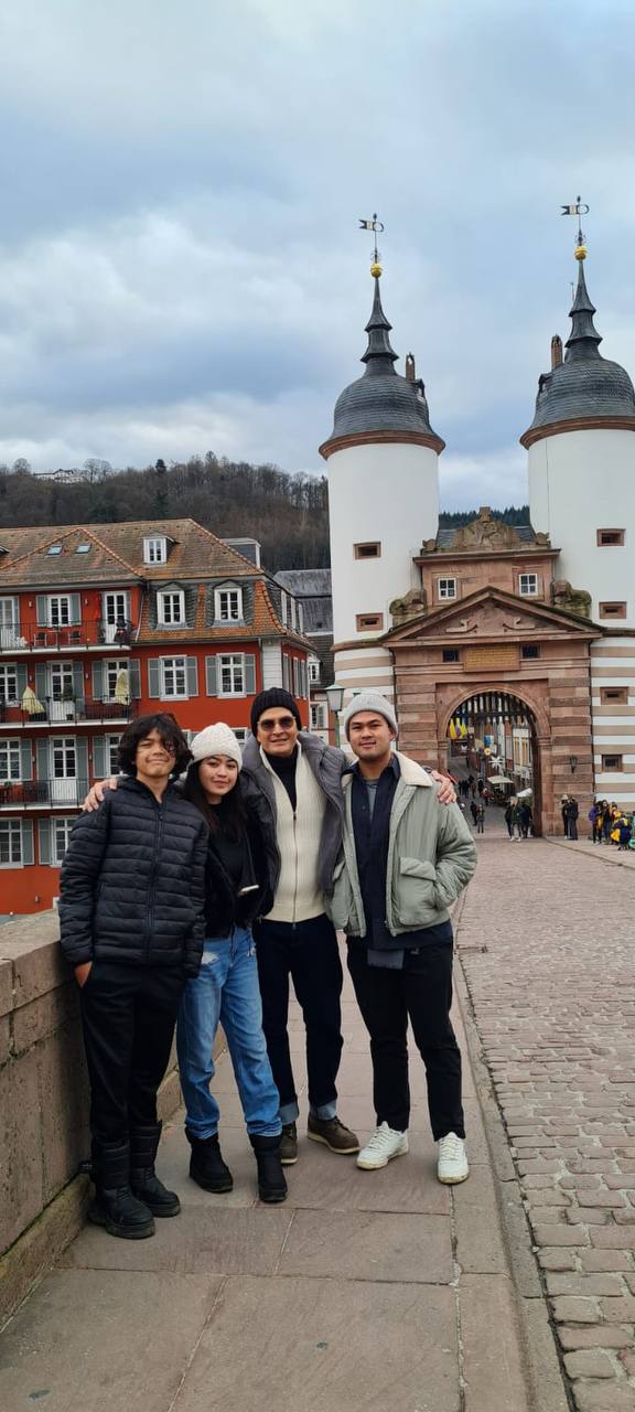 Walter McCaffrey with his children Kendall, Lauren, and Gabriel