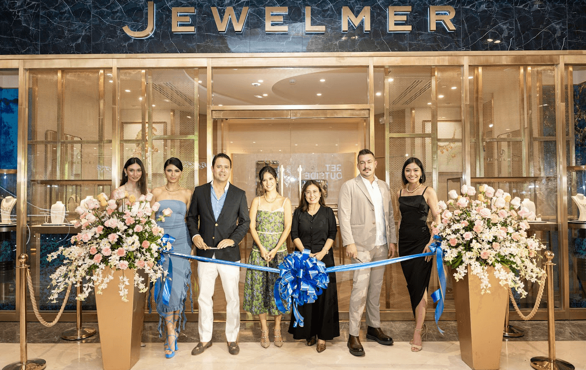 Jewelmer’s ribbon cutting ceremony at The Mall | NUSTAR. FROM LEFT TO RIGHT: Lorraine Hann, Miss Universe Philippines 2019 Gazini Ganados, Jewelmer’s CEO Jacques Christophe Branellec, Jewelmer CMO Marion Branellec-De Guzman, Director of The Mall | NUSTAR, May Adolfo, Thomas Godin, and Miss Universe Philippines 2022 Top 10 Finalist Lou Piczon