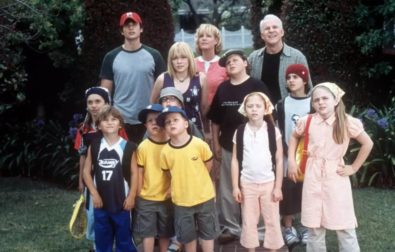 Tom and Kate Baker raise 12 kids (eldest kid not in photo) in “Cheaper By The Dozen”