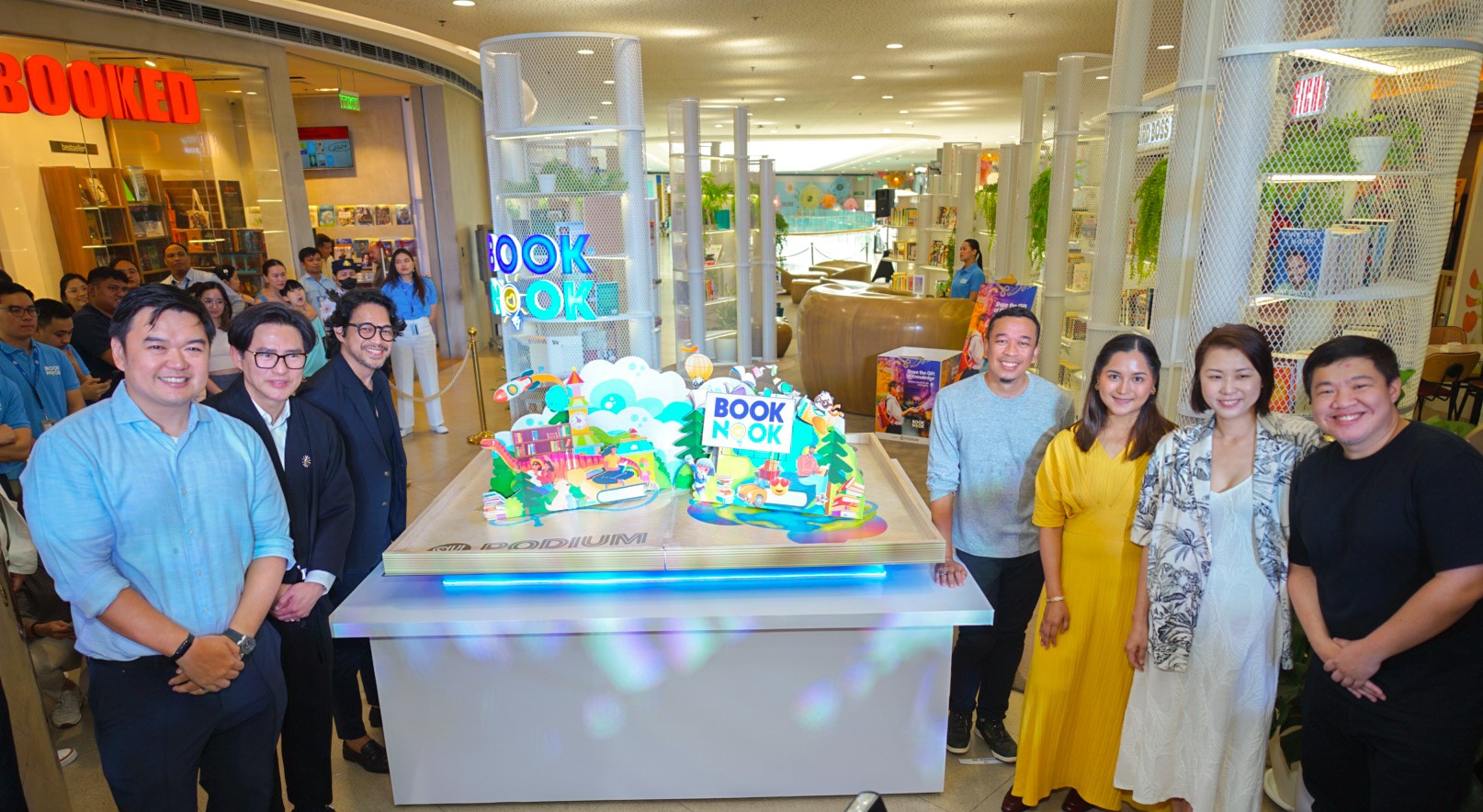 L-R: SM Engineering Design and Development Corporation president Hans “Chico” Sy Jr., SM Supermalls’ president Steven Tan, architect Royal Pineda, videographer Jason Magbanua, Mandaluyong City Councilor Charisse Abalos-Vargas, Book Nook founder Shereen Sy, and Architect William Ti, Jr.