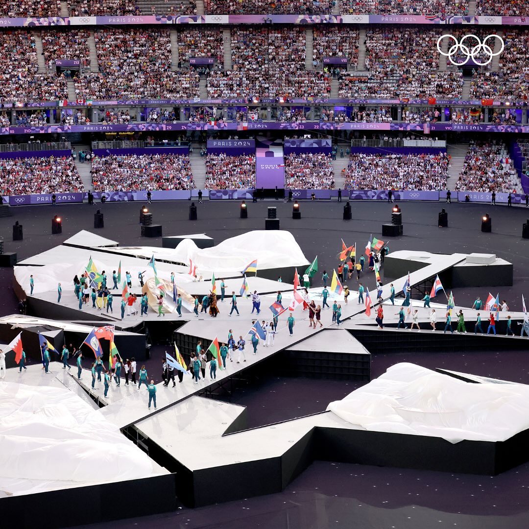 A parade of over 9,000 athletes started the closing ceremony
