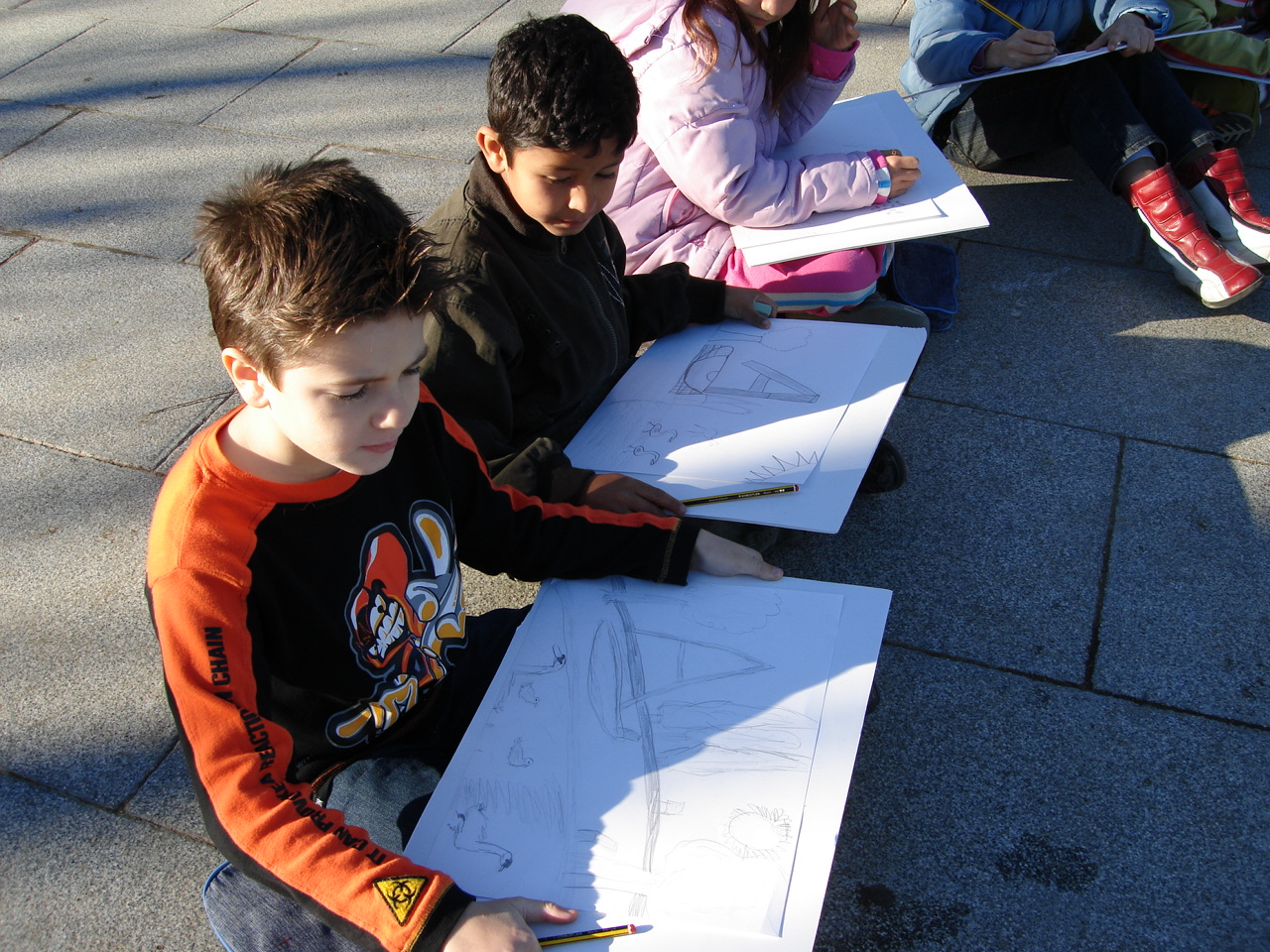 Kids drawing/Photo by Carmen Diaz via Wikimedia Commons