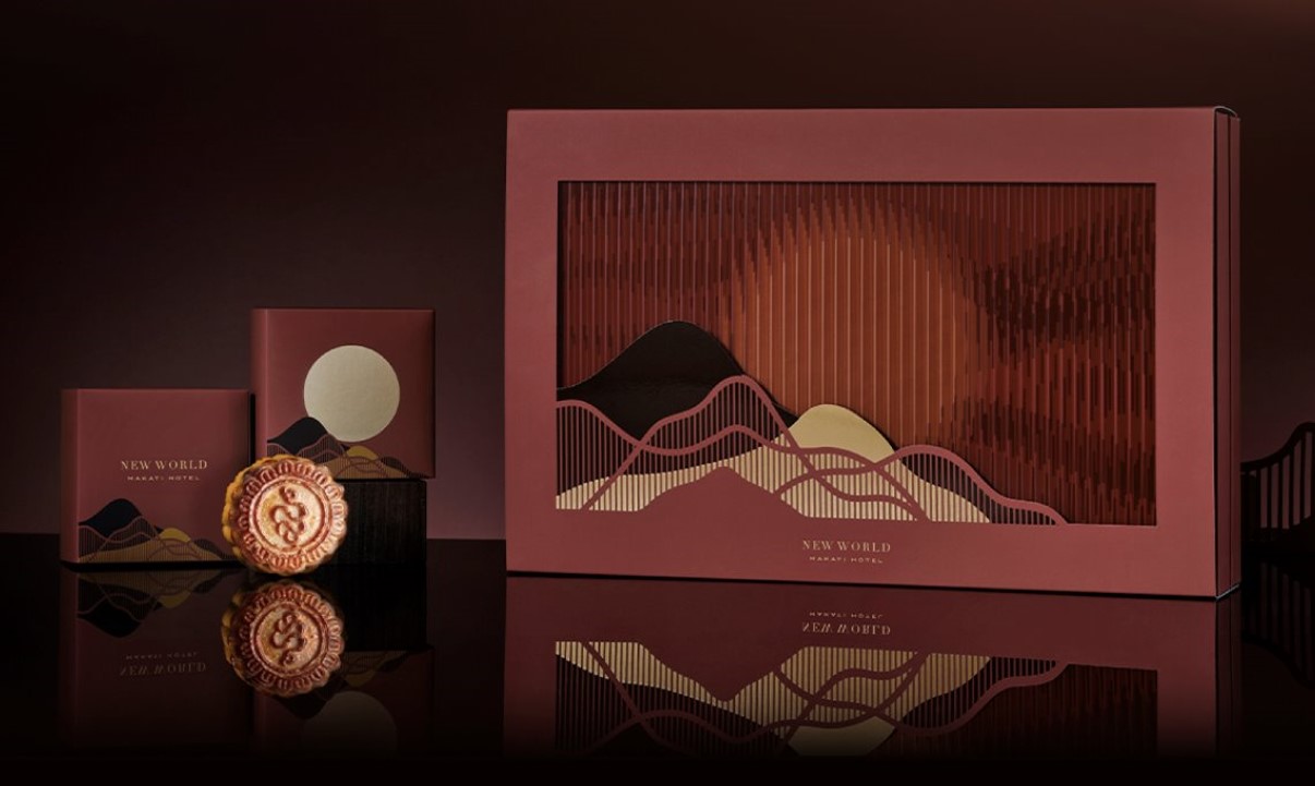 New World Makati presents an appealing mooncake box that takes inspiration from Chinese wooden window grilles