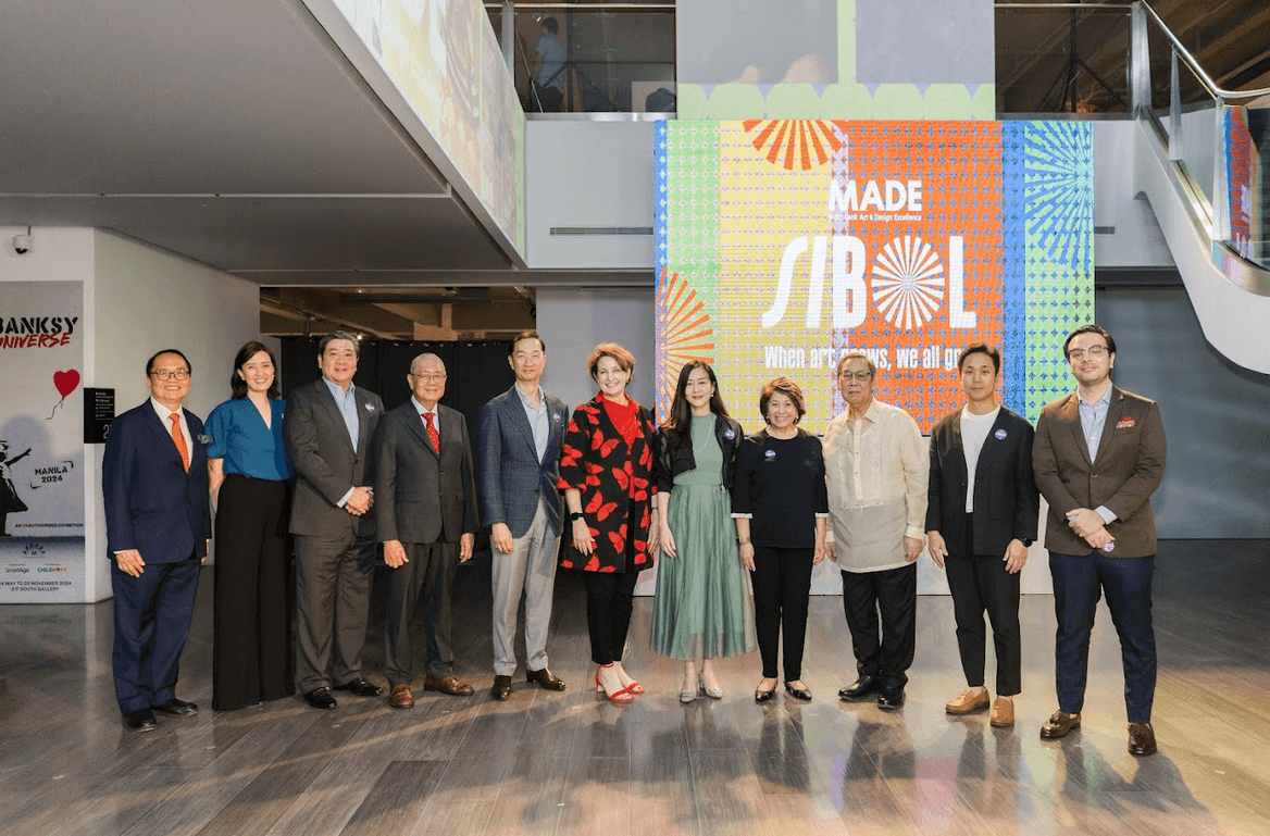 Program partners, officials, and guests of honor at Sibol—Metrobank Art & Design Excellence (MADE)’s 40th Anniversary Exhibition: MBFI president Aniceto Sobrepeña; MBFI vice president Alesandra Ty; Metrobank president Fabian Dee; Bangko Sentral ng Pilipinas Governor Hon. Eli Remolona Jr.; MBFI chairman Arthur Ty; Ambassador Extraordinary and Plenipotentiary of the United States H.E. MaryKay Carlson; MBFI senior vice President Anjanette Dy Buncio; Metropolitan Museum of Manila president Florentina Colayco; Metropolitan Museum of Manila Board of Trustees chairman Joselito Campos; business manager for Samsung Display Ben Kim; and head of Product Marketing for Samsung Audio Visual Mahir Al-Rubah.