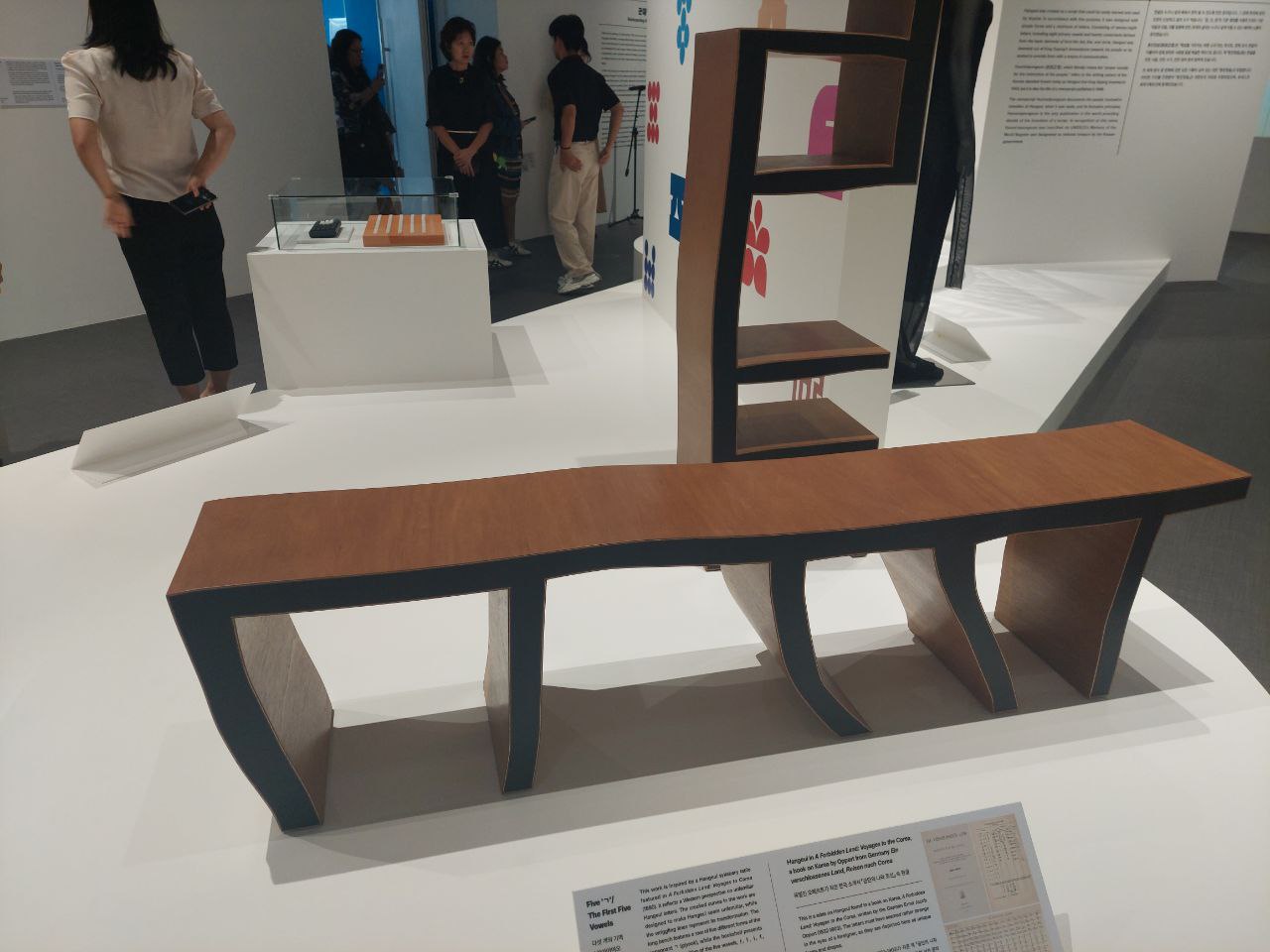 TOP LEFT: "Five 'ㄱ'" (The First Five Vowels) by Yu Jeongmin. TOP RIGHT: “도챤쇼” (TYO-TCHAN-SYO) by Lee Seul-ki. BOTTOM: "Jitaechilgi" (Hangeul Series) by Lyu Namgwon/Photos by Pilar Gonzalez.