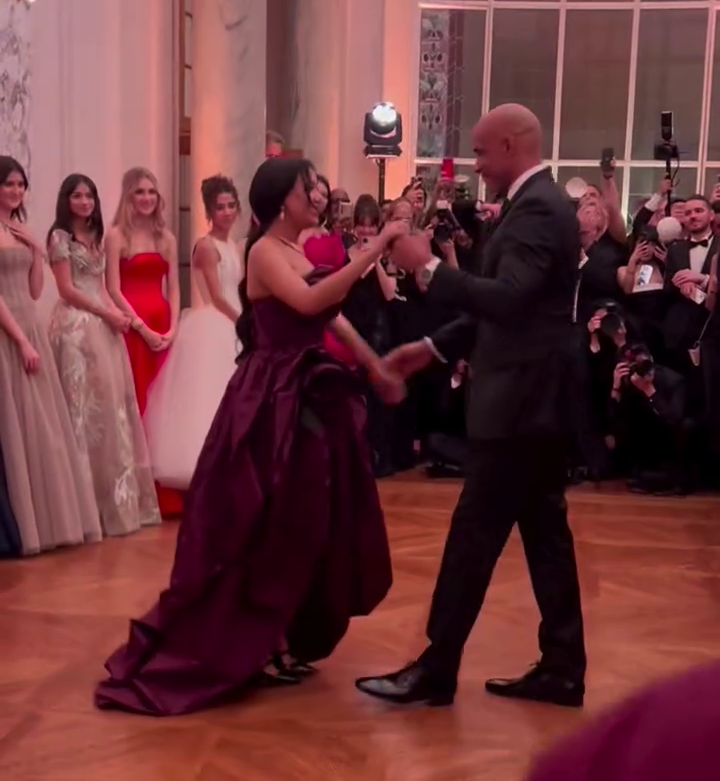 Sophie Kodjoe in Oscar de la Renta