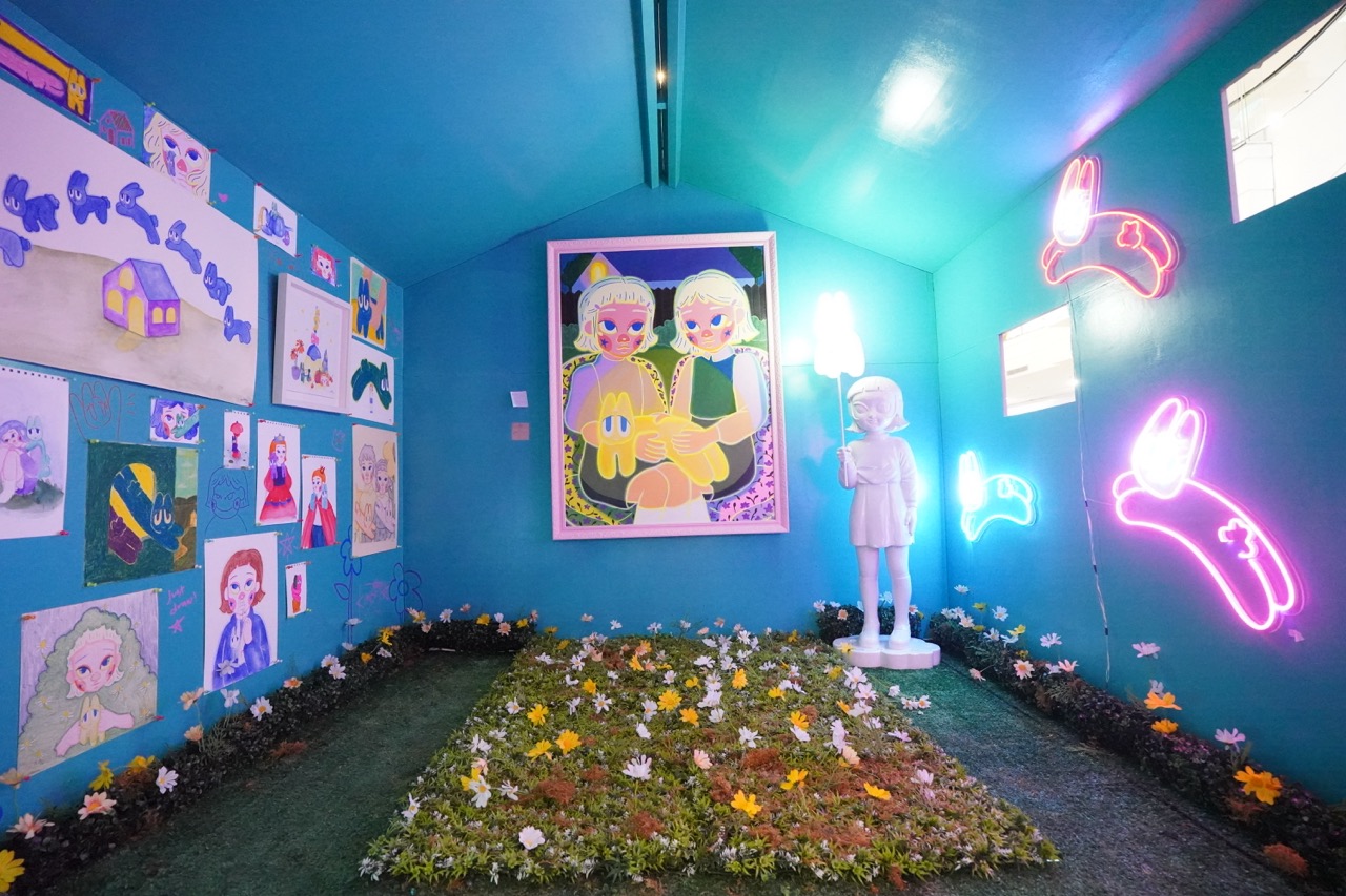 Fotomoto’s Digital Exhibit at the Legazpi Underpass, showcasing looped slideshows accompanied by an audio track; “Barrier Tape 2” by SpY Studio, situated within the Ayala Triangle Garden area; At Glorietta, Kim Borja’s “The Words You Speak Become the Home You Live By” offers a structure—a home, if you will—built entirely of language