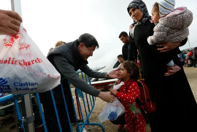 Cardinal Tagle takes part in Caritas aid distributions to refugees and migrants at a border crossing in Greece