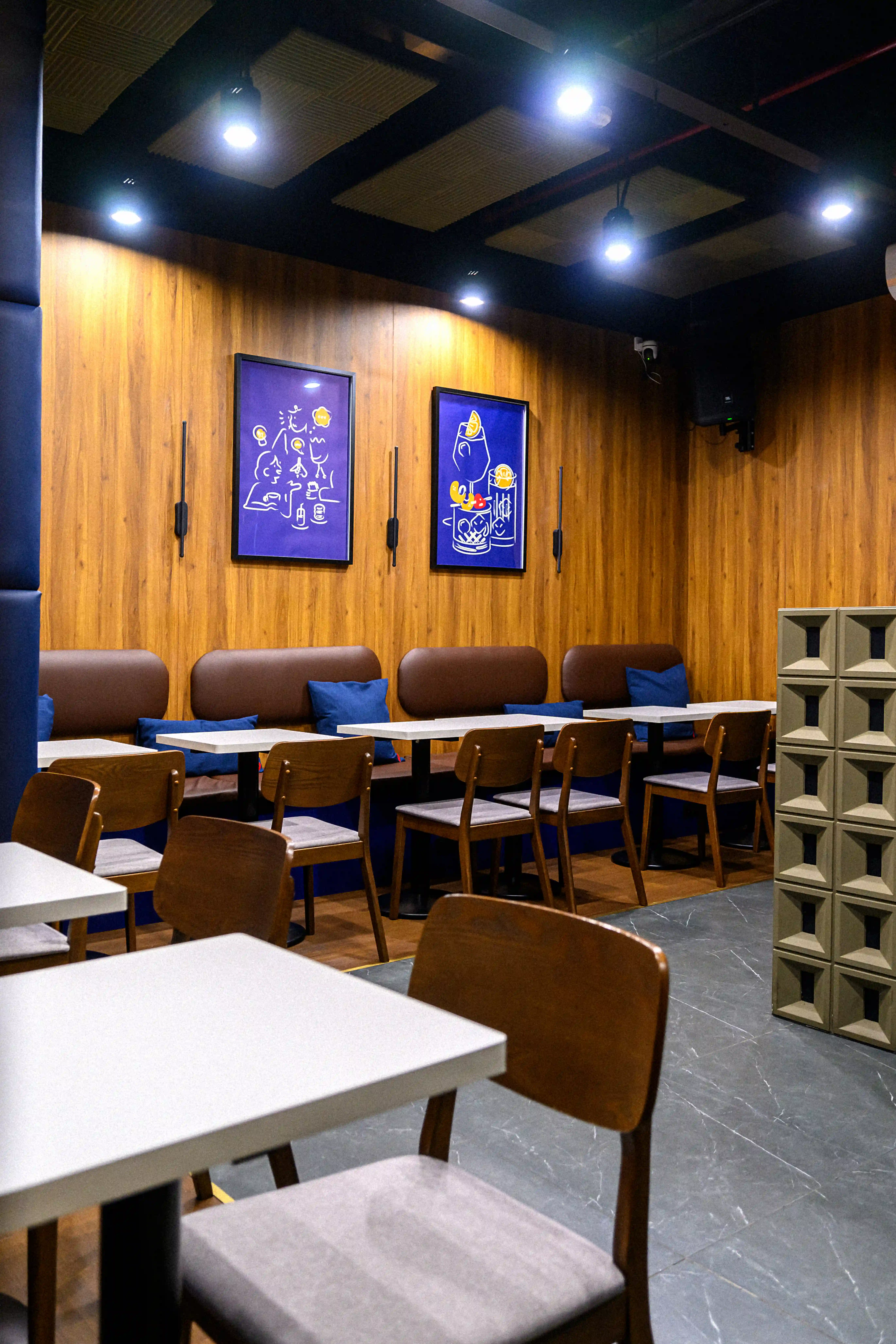During the day, the bar serves as a comfortable co-working space for those seeking an alternative to the office