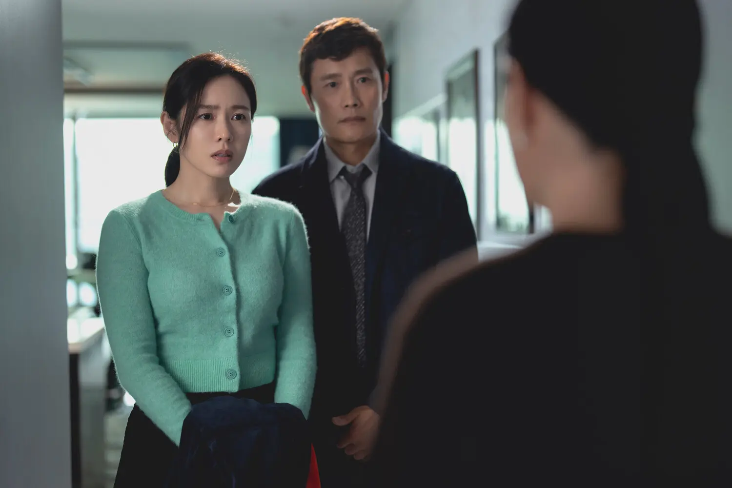 In No Other Choice, Son Ye-jin and Lee Byung-hun play a married couple dealing with an extraordinary situation