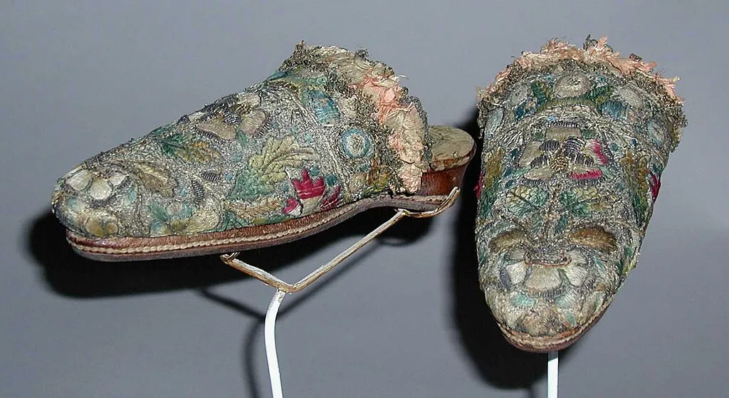 The Difference Between Clogs and Mules 