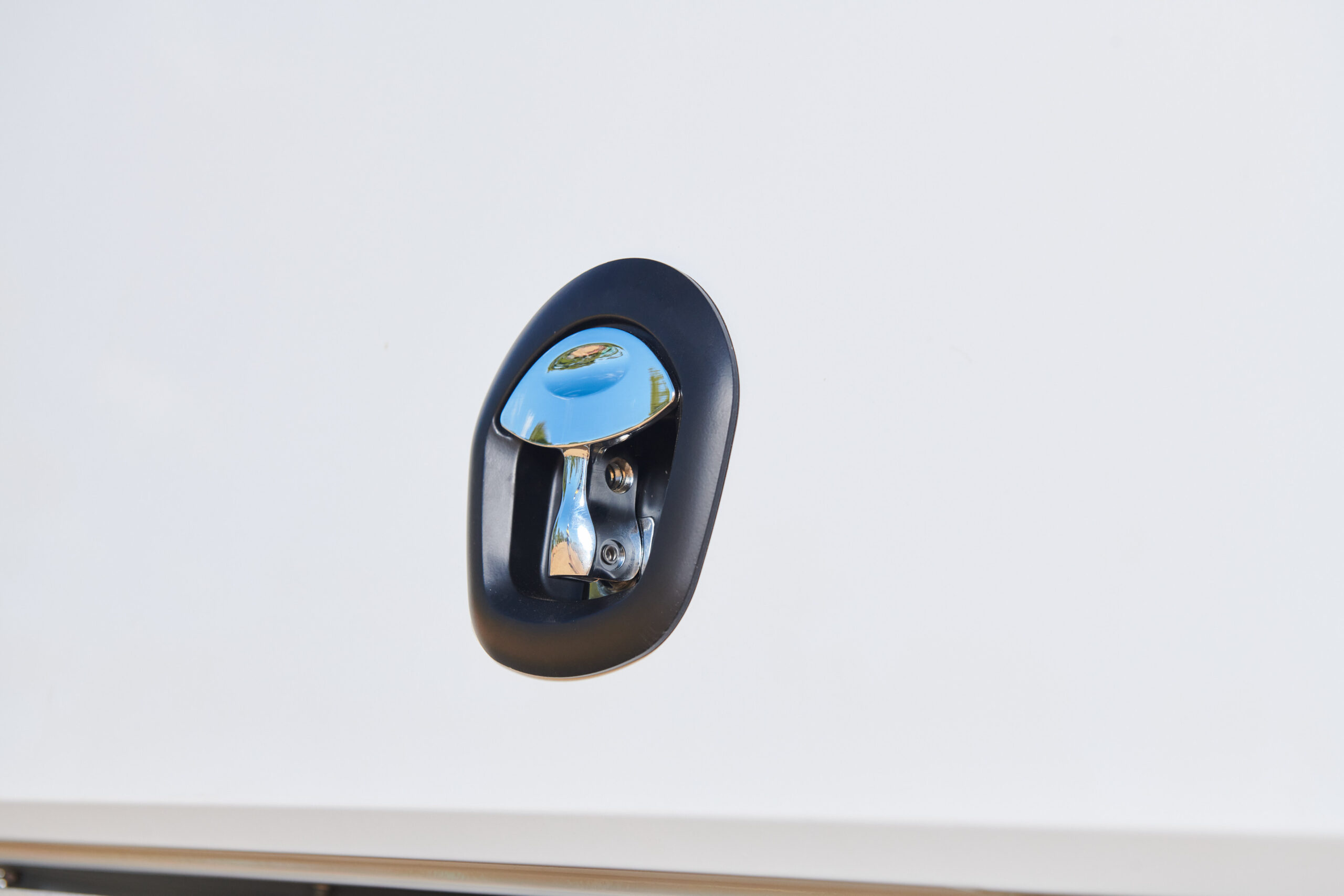 whale tail handle on ute toolbox