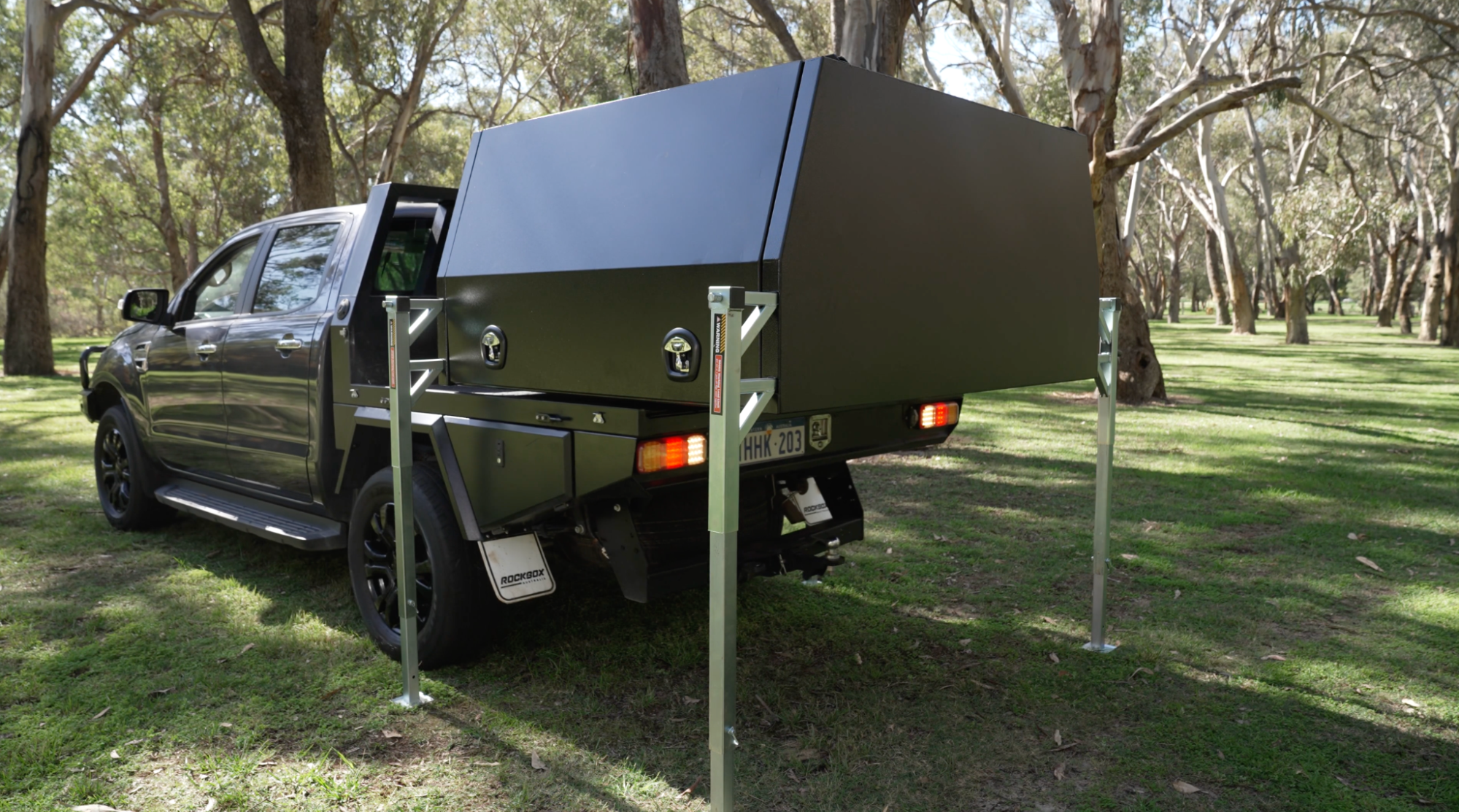 Ute canopy mounting on ute