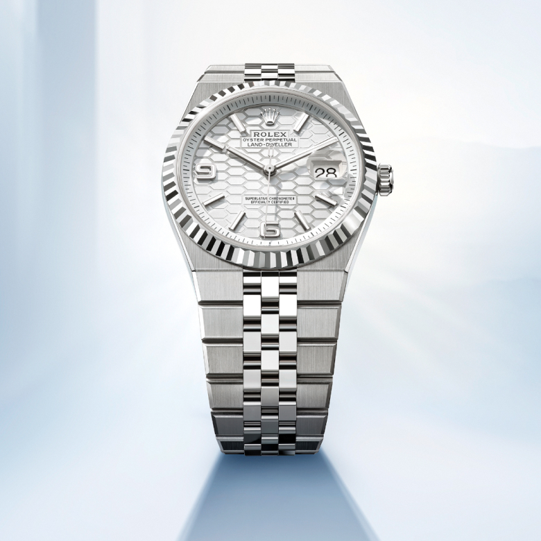 rolex-collection_banner-land-dweller-m127334-0001_2503-portrait
