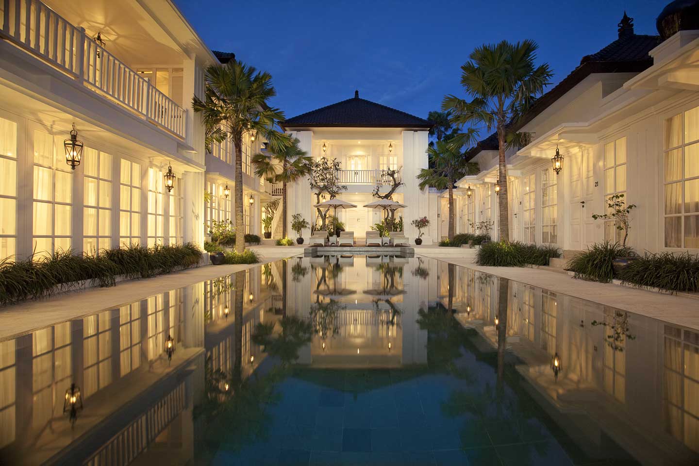 2024/11/The-Colony-Hotel-by-night.jpg