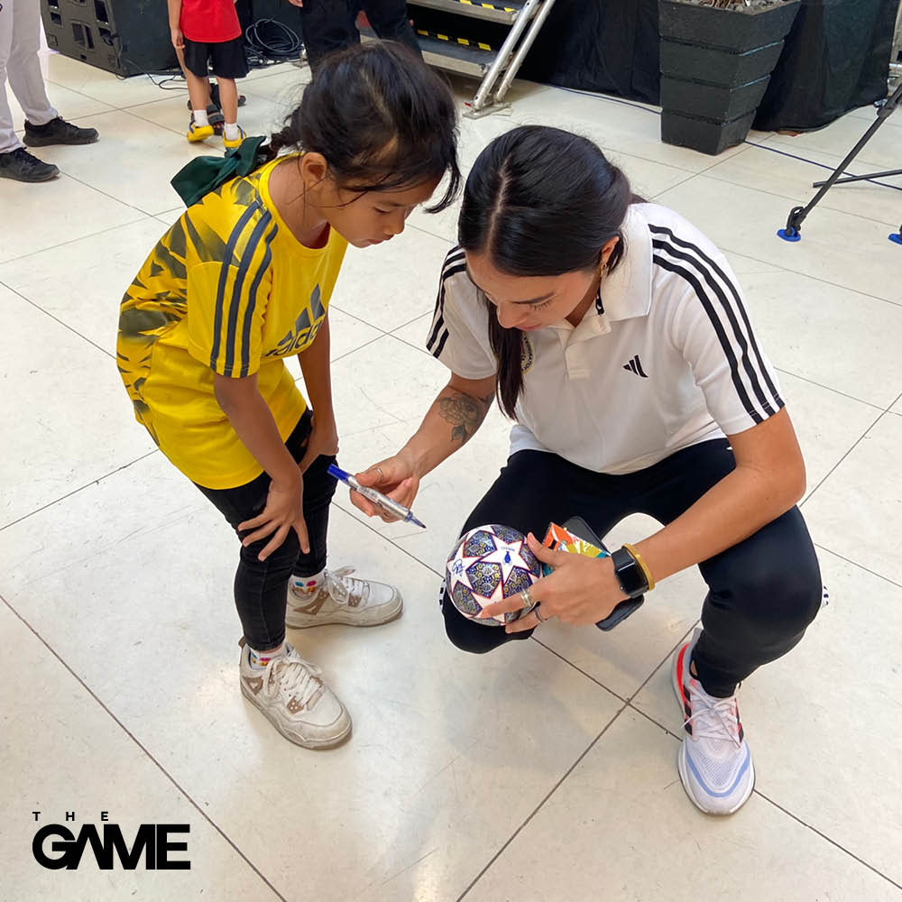 Lucky Filipinas fans got the chance to meet star players of the Filipinas, like Hali Long