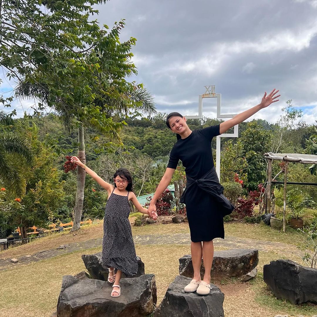 Dindin Santiago-Manabat and her daughter (Filipina athlete mom)