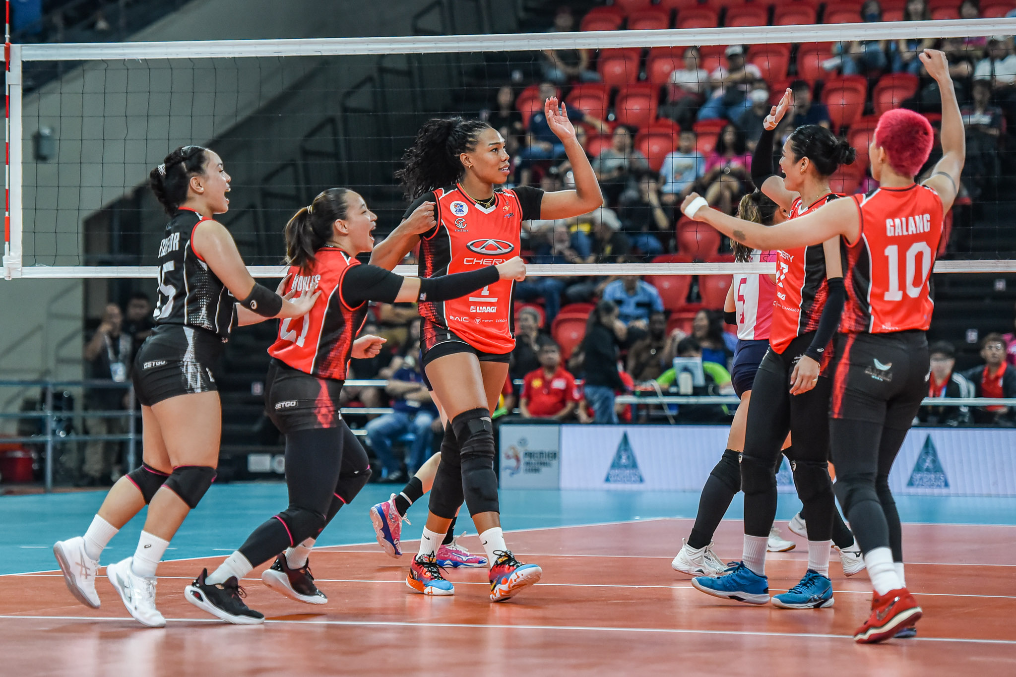 A team photo of Chery Tiggo including Khat Bell