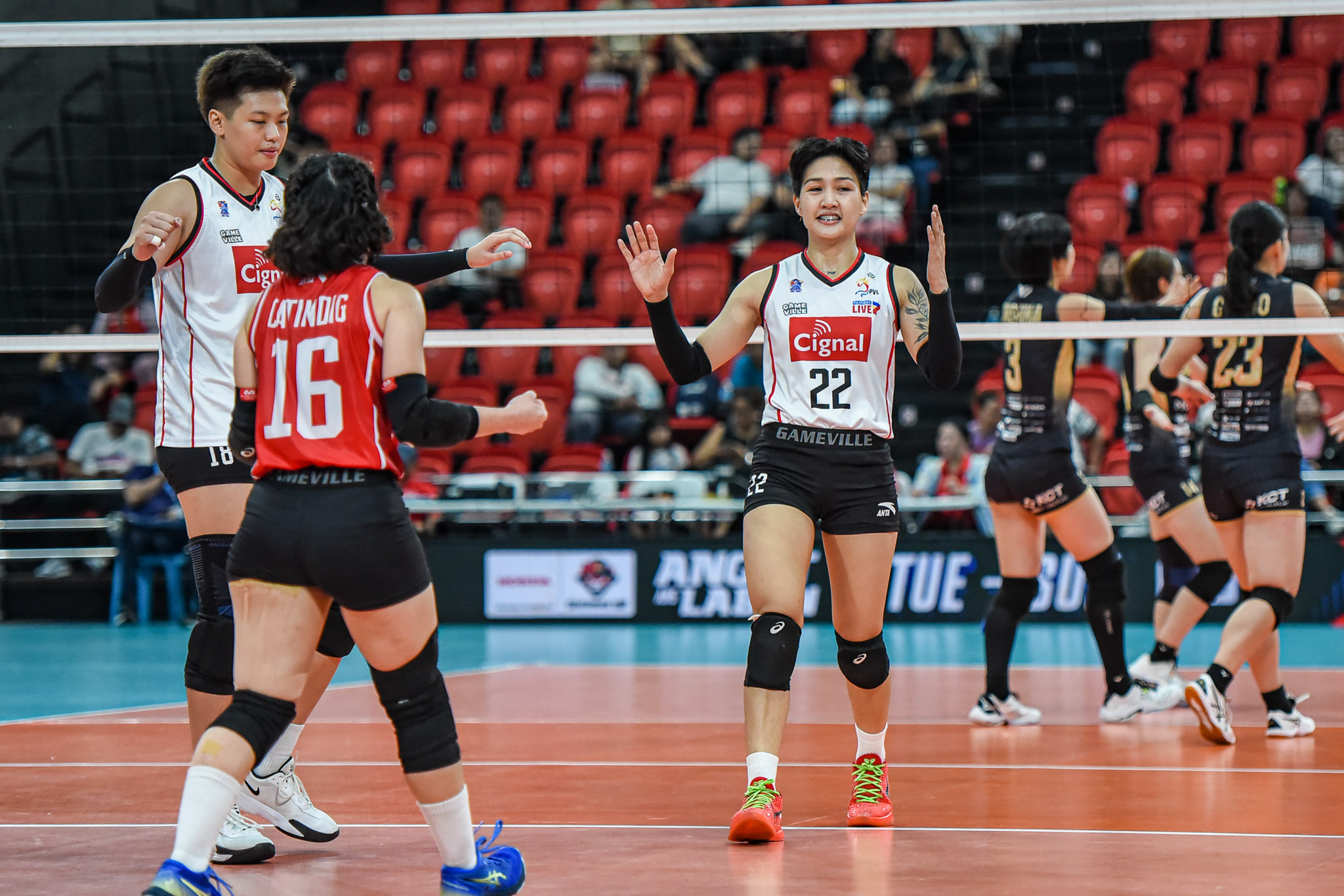 Cignal will still have the likes of Dawn Macandili-Catindig [facing backwards], middle blocker Riri Meneses, and longtime setter Gel Cayuna for the All-Filipino Conference.