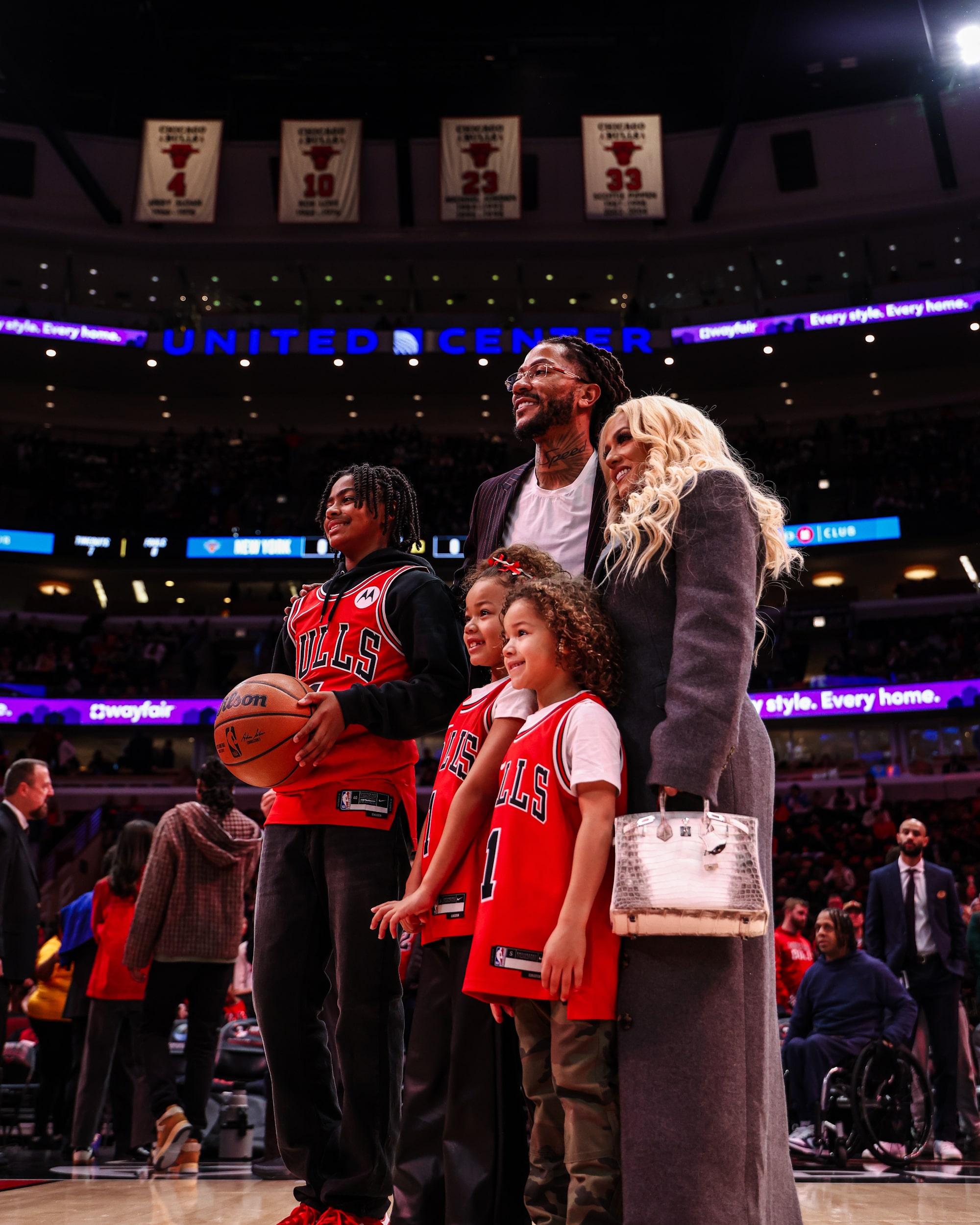 A family photo of Derrick Rose, partner Aliana, and children PJ, Layla Malibu, and London. 