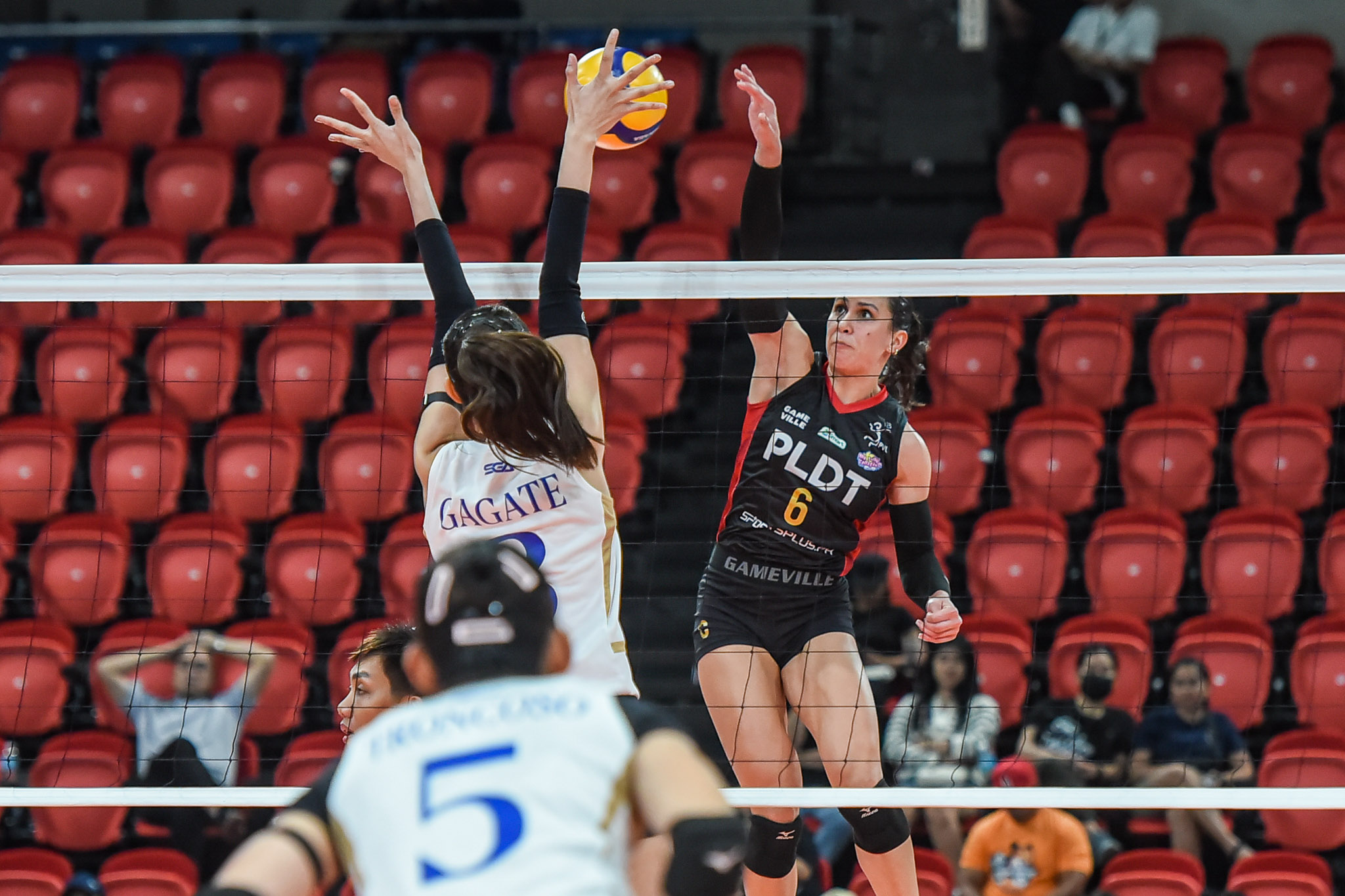 Savi Davison against the ZUS Coffee Thunderbelles.