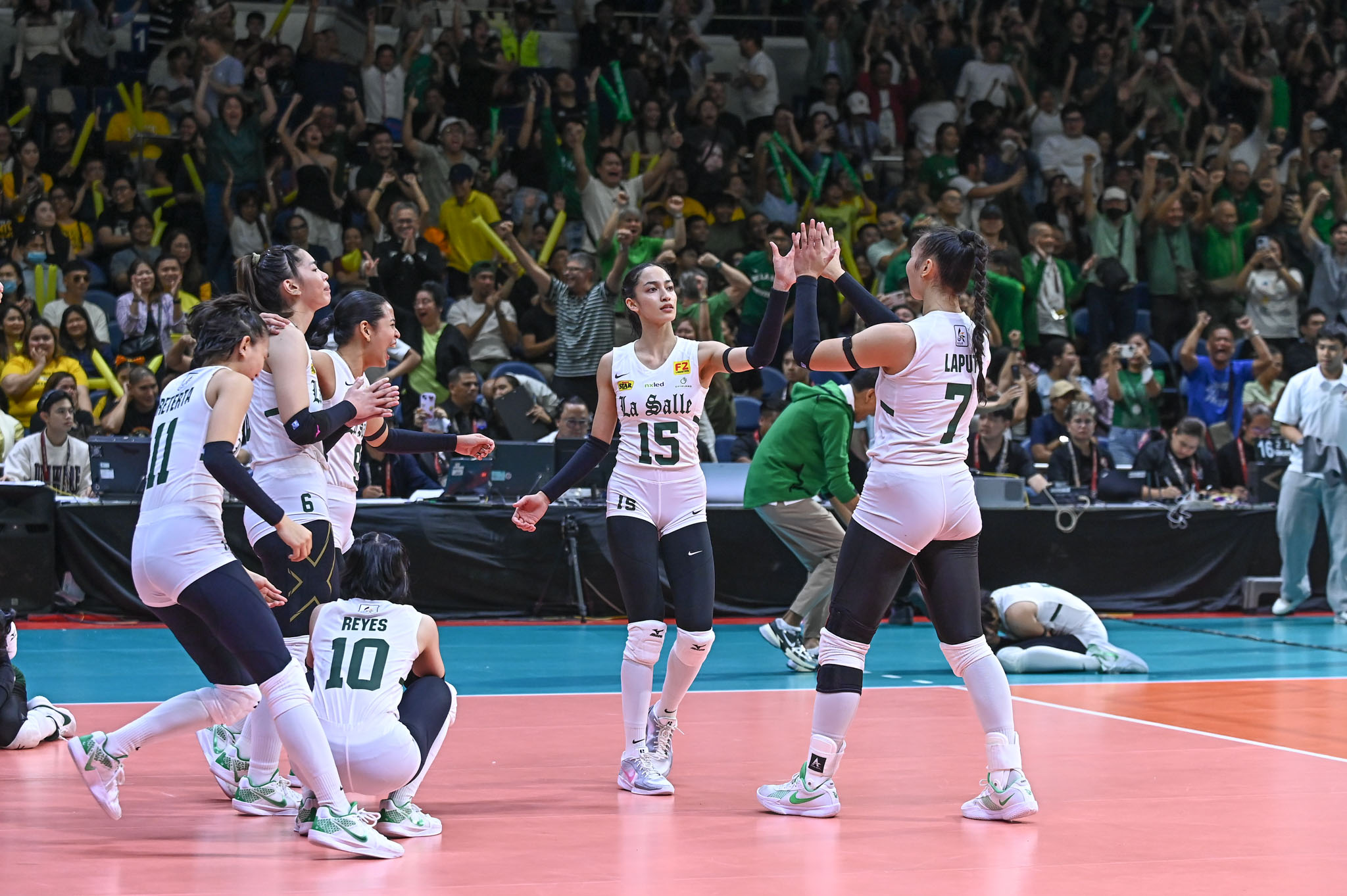 A team shot of DLSU, including seniors Amie Provido, Alleiah Malaluan, and Shevana Laput