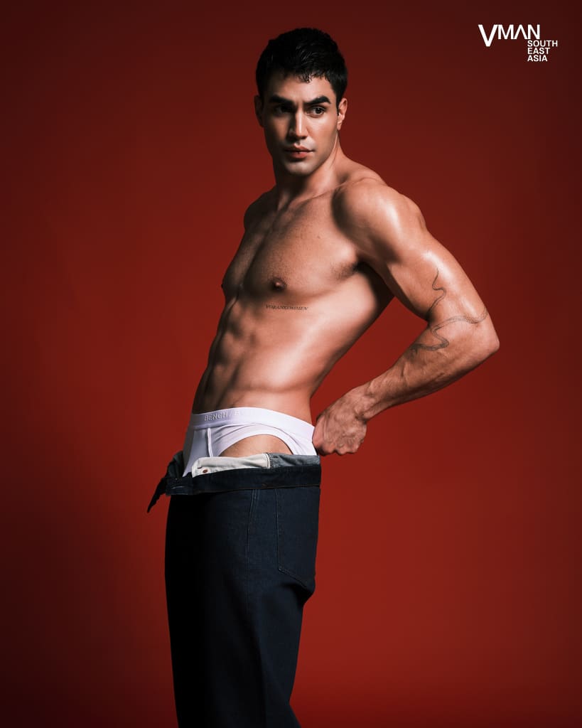 Kirk wears pants PAUL SMITH / Underwear BENCH/