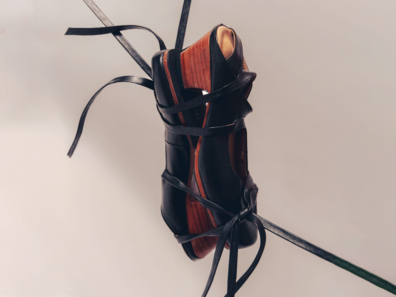 Black pointe-like leather shoes