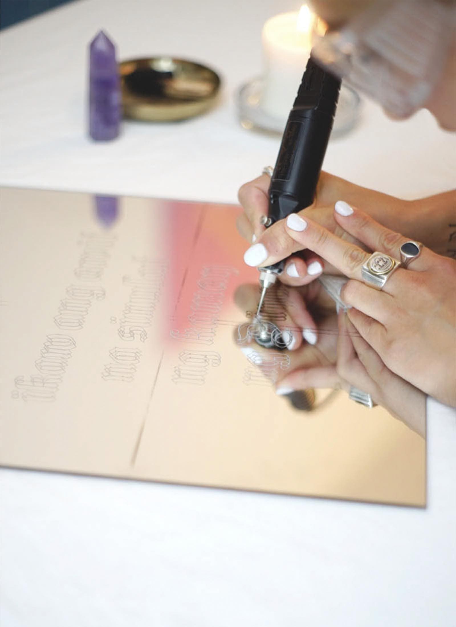 Silke Lapina etches on a mirror.