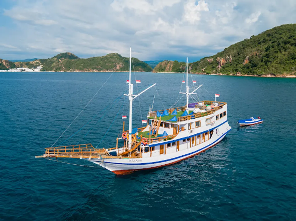 KAPAL PHINISI LABUAN BAJO