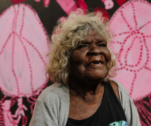 Artist Noŋgirrŋa Marawili at Buku Larrŋgay Mulka Centre in Yirrkala. Photo by Leicolhn McKellar