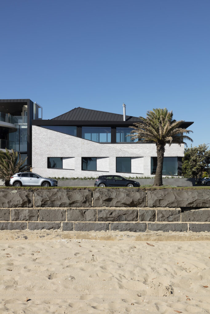 The site is highly exposed to sun and wind from the bay beach opposite and traffic noise from the busy road | DesignInc’s Bio-courtyard House
