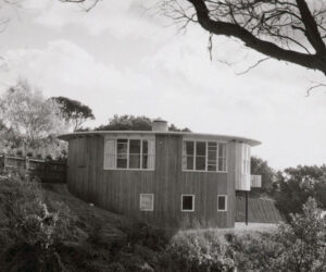 Roy Grounds (1905–1981), architect, Henty House II, Nepean Highway, Frankston, Victoria, 1950–51,⁠ Photo: Leslie H. Runting, 1953, SLV⁠.